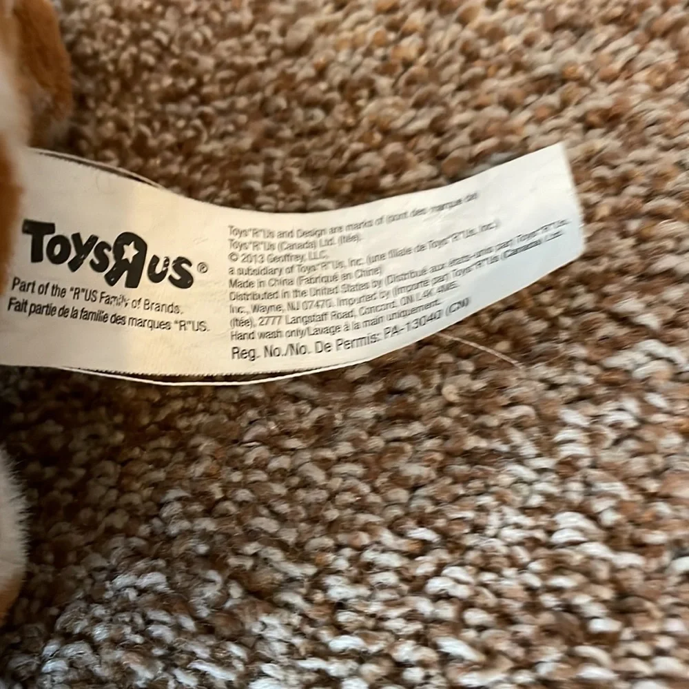 Toys are us stuffed giraffe